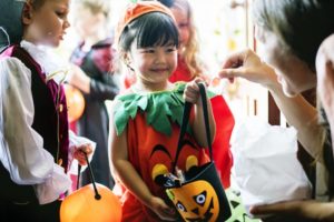 child trick-or-treating